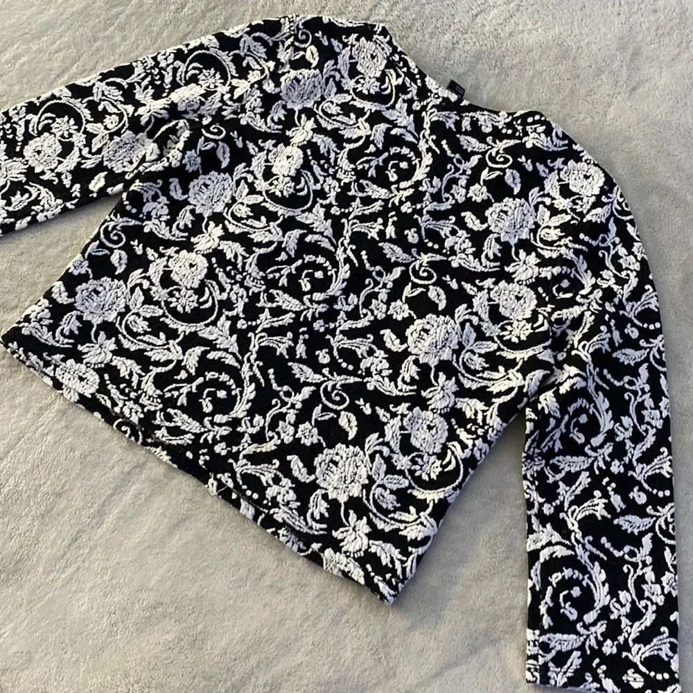 Forever 21 Cropped Black & White Floral Top Size Large